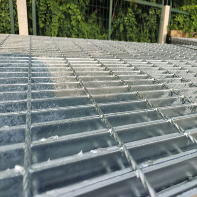Instalações de construção personalizáveis Grelhas de barras de aço serrilhadas Resistentes à corrosão