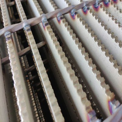 Assoalho de aço inoxidável dos passos de escada que raspa para o shopping