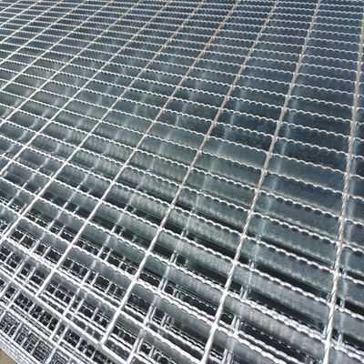 O metal do material de construção serrilhou a raspagem soldada 30X3mm da grade da barra de aço da passagem