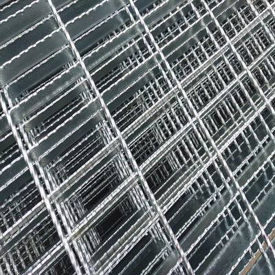 A entrada de automóveis galvanizada da barra serrilhou a raspagem de aço SS316