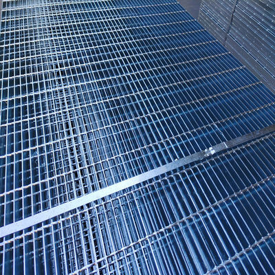 Grade de passarela de malha de aço galvanizado soldada a pressão para passagem de pedestres