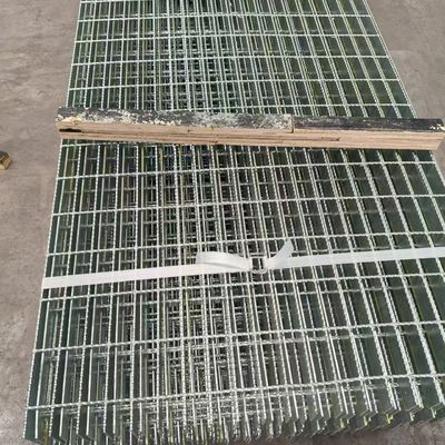 Uma grelha de aço forte e durável, com resistência ao fogo e resistência eficaz ao deslizamento