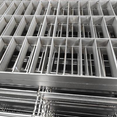 Grelha de aço industrial moderna em prata com espaçamento de barra plana de 30 mm