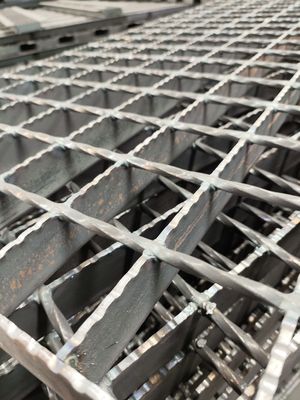 YB/T4001.1-2007 Grelha de aço galvanizado antiferrugem padrão com barra de rolamento de 30 mm