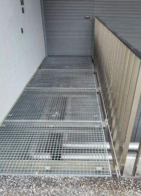 Q345 Plataforma de grades de aço de barras planas não deslizantes para solução de piso segura e durável