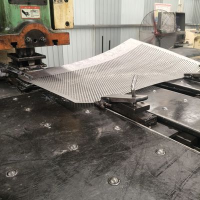 Largura 3000 mm Folha perfurada de metal em preto para ambientes de trabalho pesado e temperatura