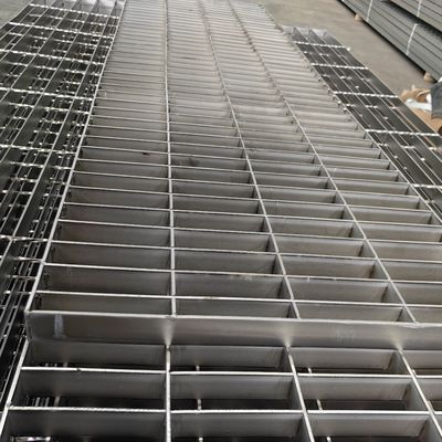 Grelhas industriais de aço plano com espaçamento de barra transversal de 100 mm e processo de solda
