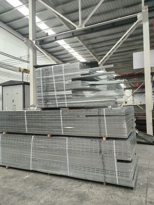 Área de drenagem pública Grades de aço industrial com técnica de malha soldada e barra de rolamento de 50 mm * 5 mm