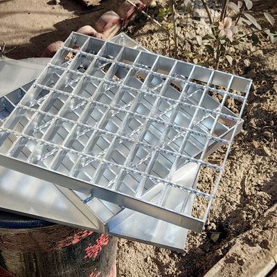 3-10mm Espessura Grelha antiderrapante galvanizado a quente Tratamento de superfície Grelha de aço