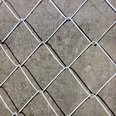 Cerca de Malha de Corrente Versátil com Opções Flexíveis de Tamanho de Malha e Espessura, Proporcionando Desempenho de Segurança e Ventilação