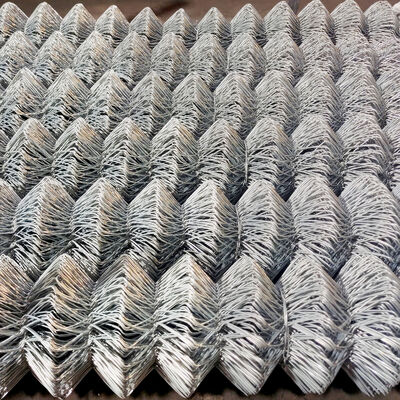 Cercas de ligação de cadeia com malha metálica durável com furos uniformemente distribuídos, garantindo excelente compressão e desempenho de tração